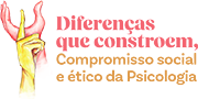 Logo da d&eacute;cima s&eacute;tima gest&atilde;o do Conselho Regional de Psicologia de S&atilde;o Paulo, formado por duas m&atilde;os que representam o sinal em Libras para Psicologia no contexto do Sistema Conselhos. Ao lado direito do c&iacute;rculo, est&aacute; a frase 'Diferen&ccedil;as que constroem, compromisso social e &eacute;tico da Psicologia'.